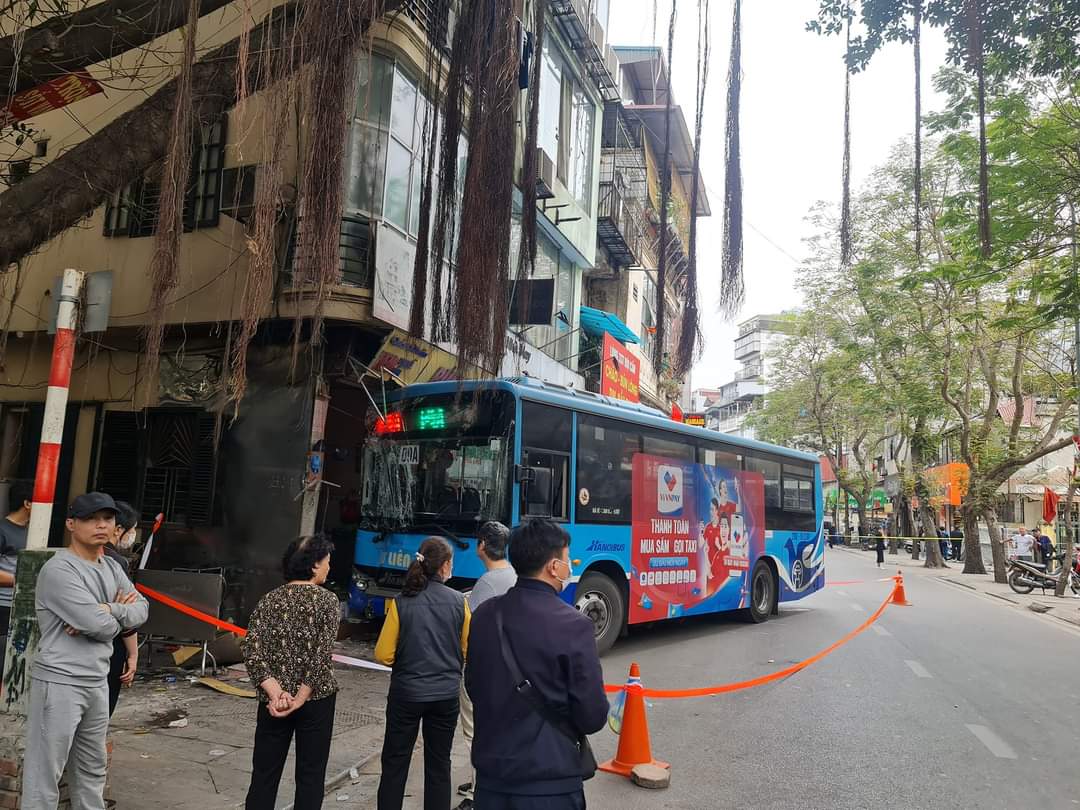 Xe buýt bất ngờ lao lên vỉa hè tông vào nhà dân, nhiều người bị thương