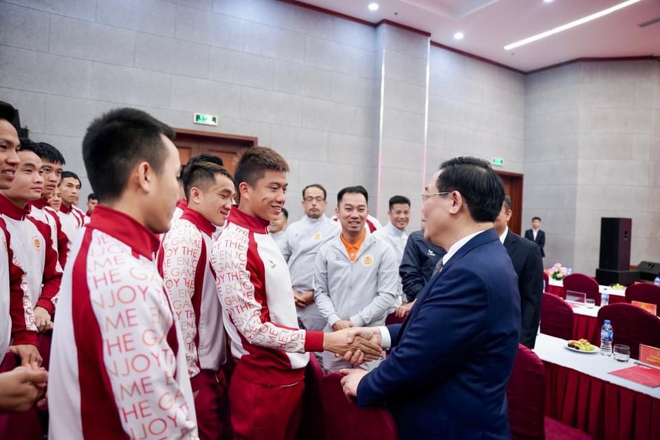 Chủ tịch Quốc hội thăm, động viên CLB Công an Hà Nội - Ảnh 5.