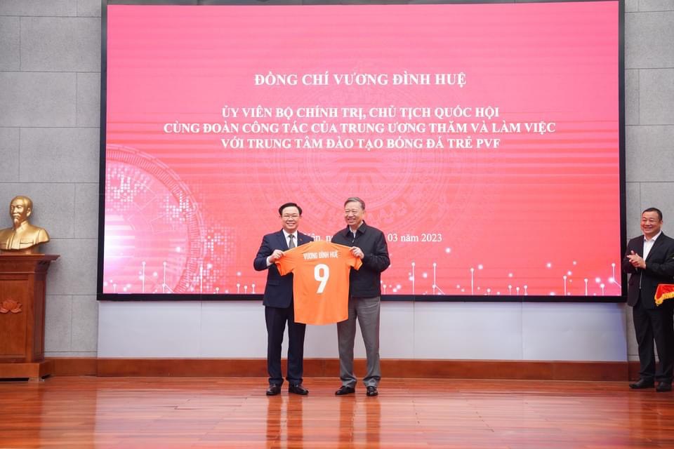 Chủ tịch Quốc hội thăm, động viên CLB Công an Hà Nội - Ảnh 3.