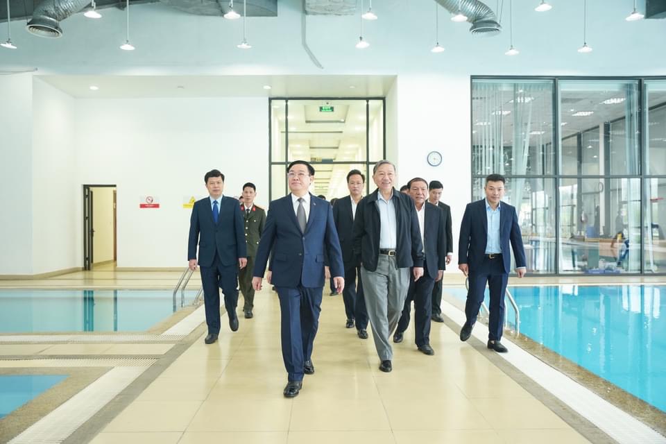 Chủ tịch Quốc hội thăm, động viên CLB Công an Hà Nội - Ảnh 1.