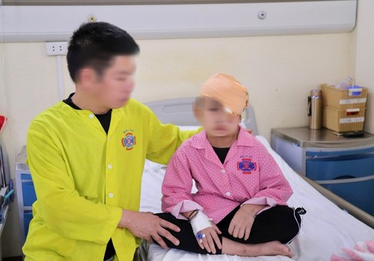 B&eacute; trai 4 tuổi đau đớn v&igrave; khối u qu&aacute;i&rdquo; khổng lồ ở hốc mắt - Ảnh 2.