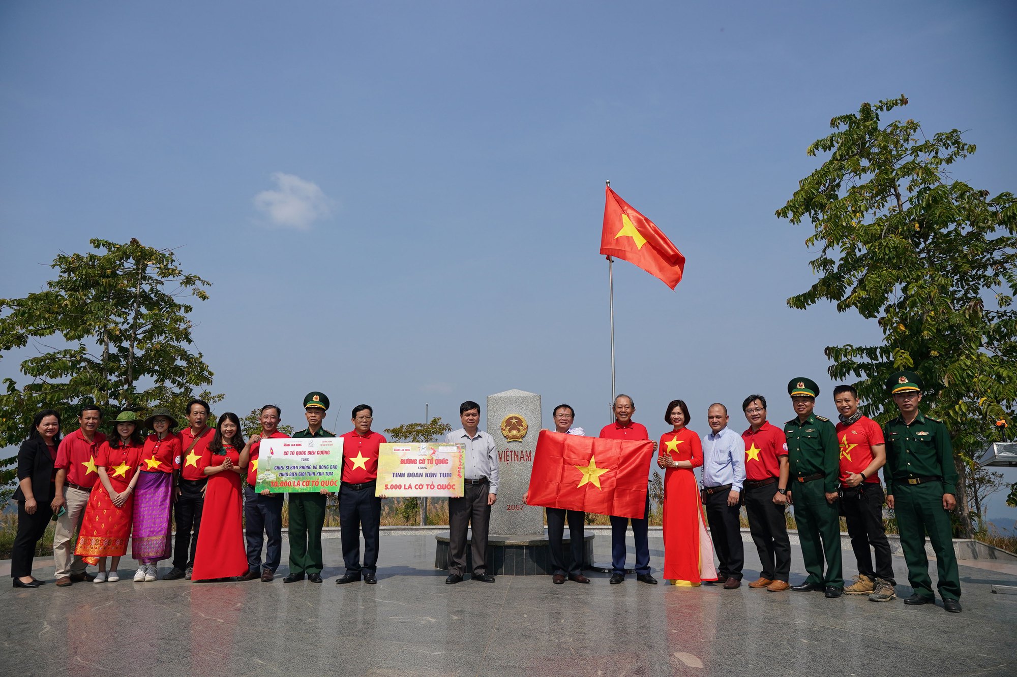 X&uacute;c động buổi thượng cờ nơi cột mốc bi&ecirc;n cương - Ảnh 1.