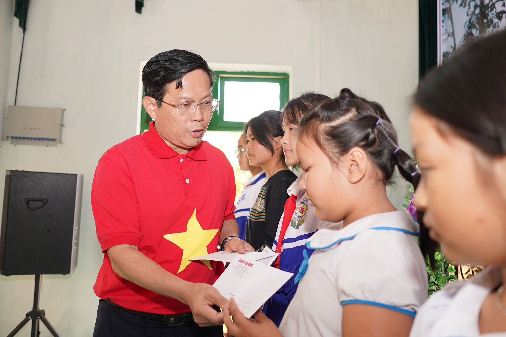 Tiếp sức cho học sinh vùng khó khăn