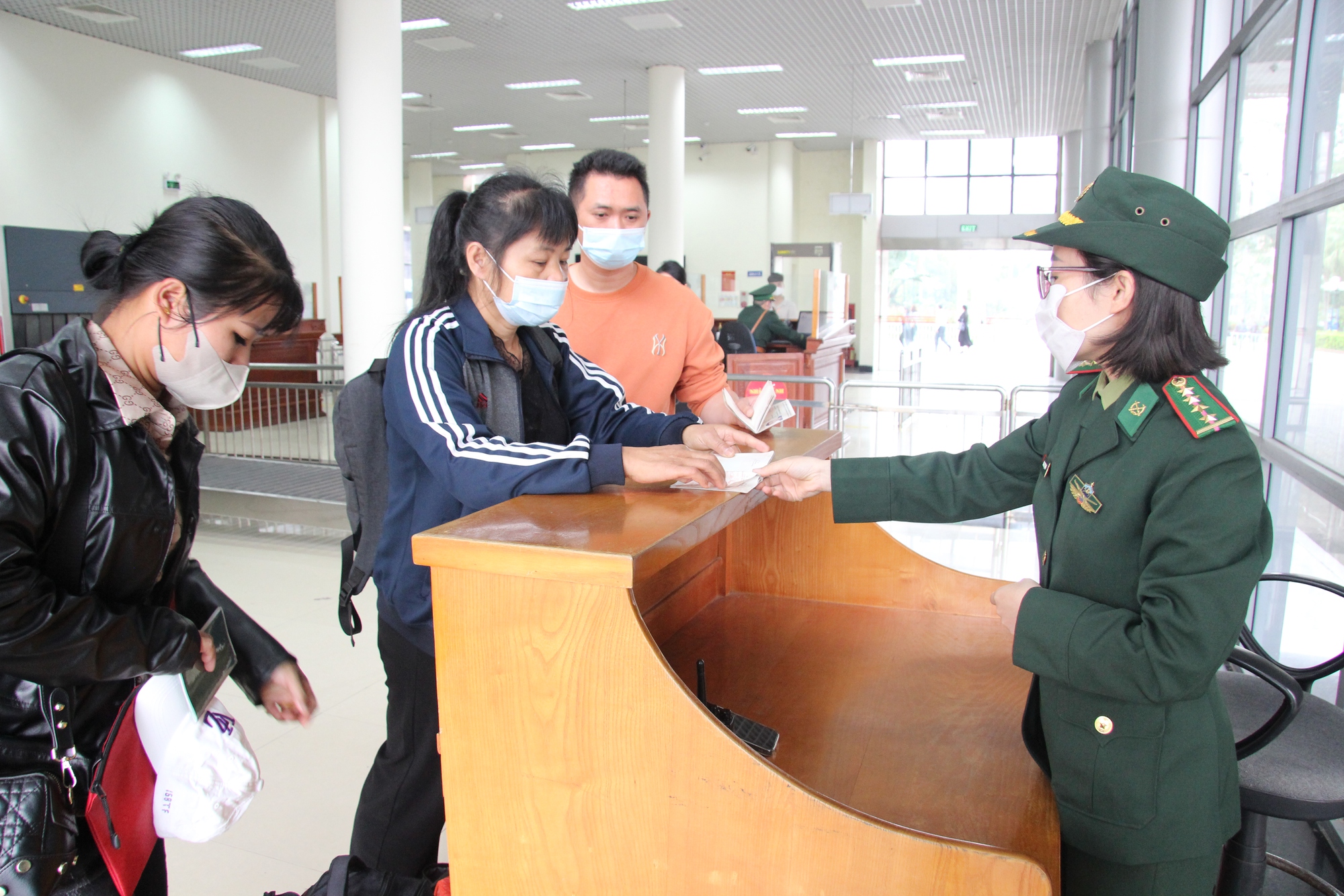 Đo&agrave;n kh&aacute;ch du lịch Trung Quốc đầu ti&ecirc;n qua cửa khẩu M&oacute;ng C&aacute;i sau dịch COVID-19 - Ảnh 2.