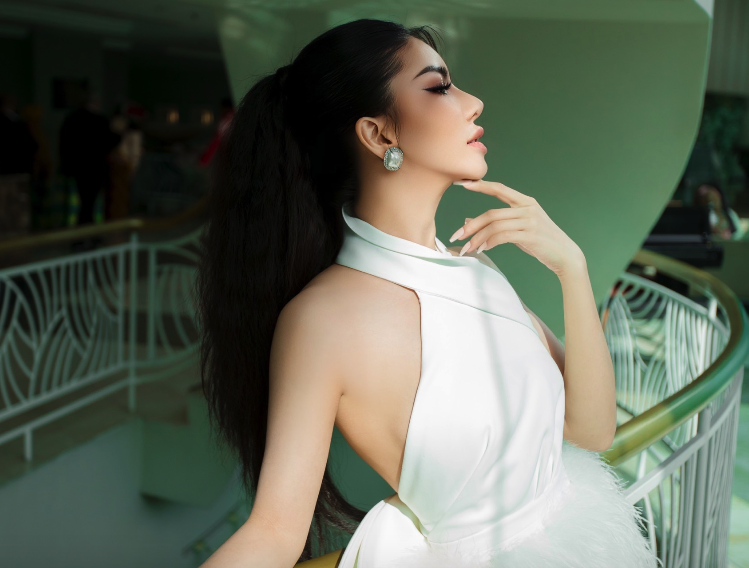 "Hoa hậu hàng không" Loan Vương khoe nhan sắc rạng ngời