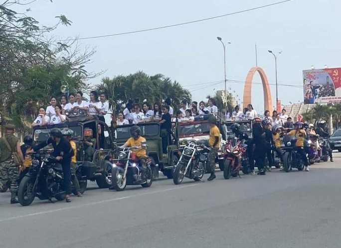 Vụ d&agrave;n người đẹp ngồi xe Jeep cắm cờ nước ngo&agrave;i, t&agrave;i xế mặc rằn ri: Tạm giữ 6 chiếc xe - Ảnh 2.