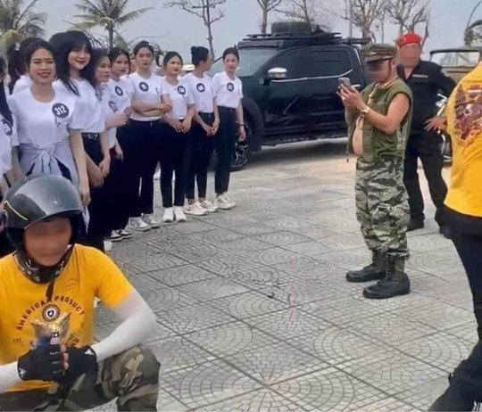 Vụ d&agrave;n người đẹp ngồi xe Jeep cắm cờ nước ngo&agrave;i, t&agrave;i xế mặc rằn ri: Tạm giữ 6 chiếc xe - Ảnh 3.
