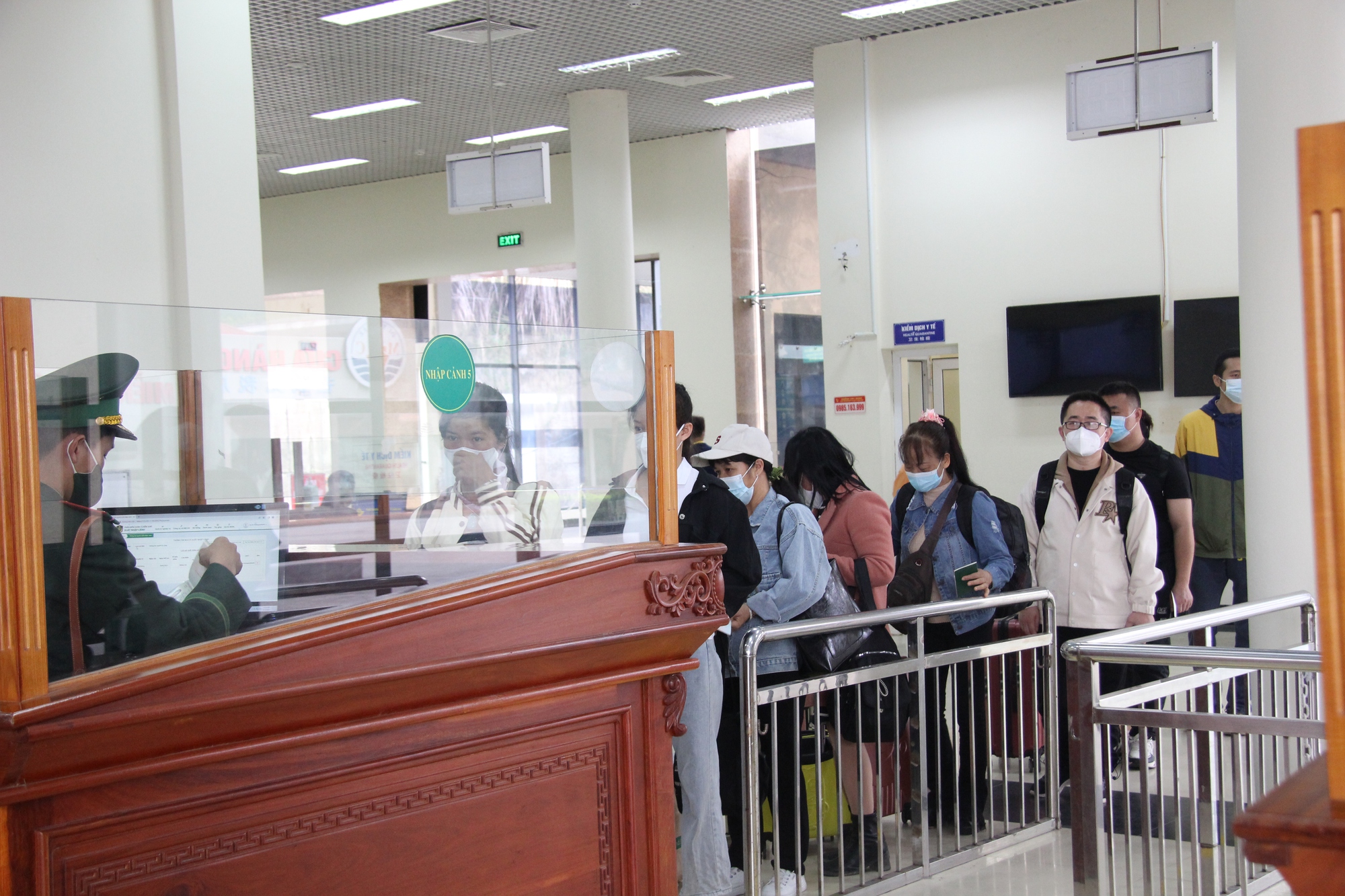 Đo&agrave;n kh&aacute;ch du lịch Trung Quốc đầu ti&ecirc;n qua cửa khẩu M&oacute;ng C&aacute;i sau dịch COVID-19 - Ảnh 3.