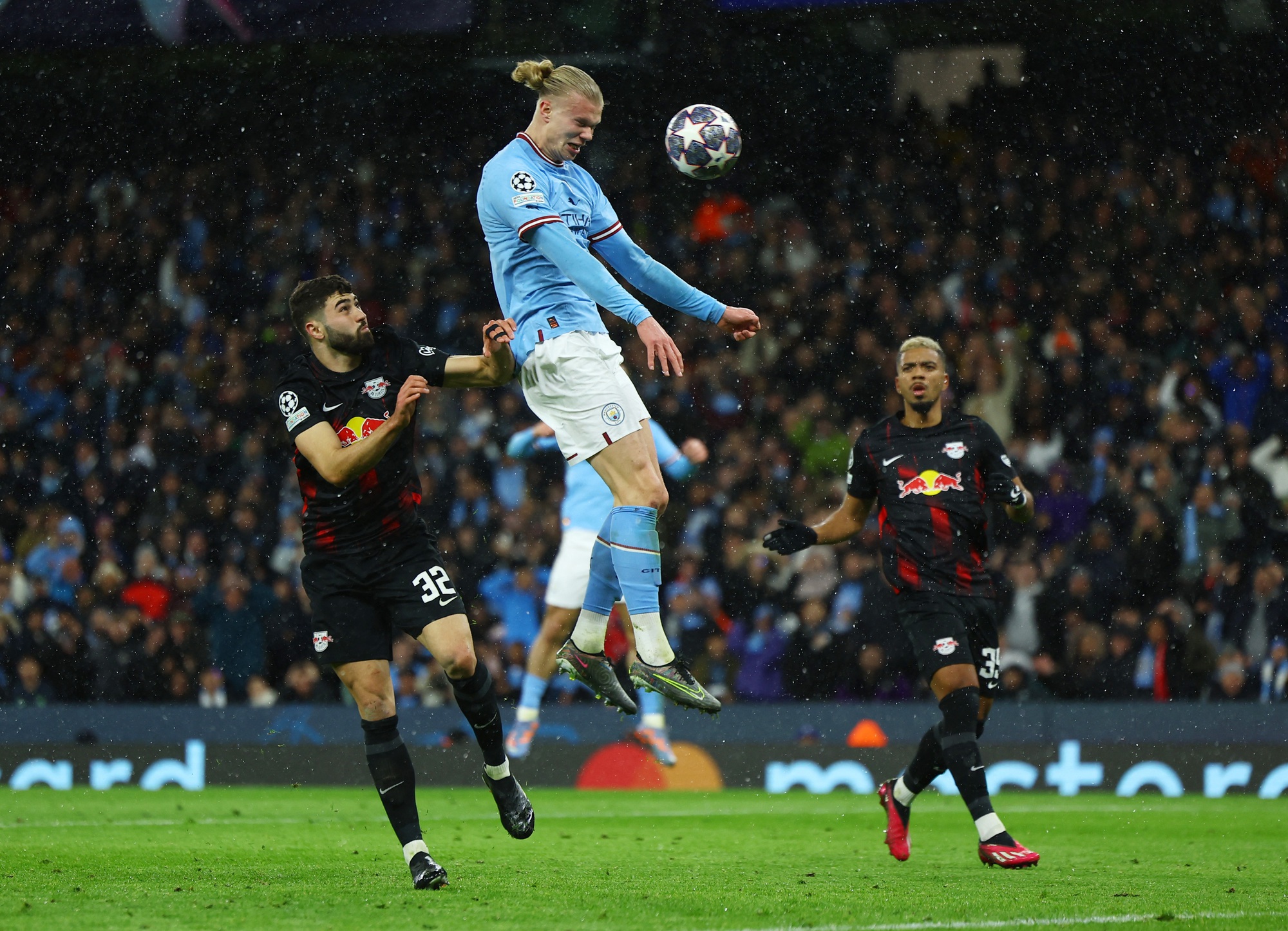 Erling Haaland vượt mặt Mbappe v&agrave; Messi, lập kỳ t&iacute;ch Champions League - Ảnh 3.
