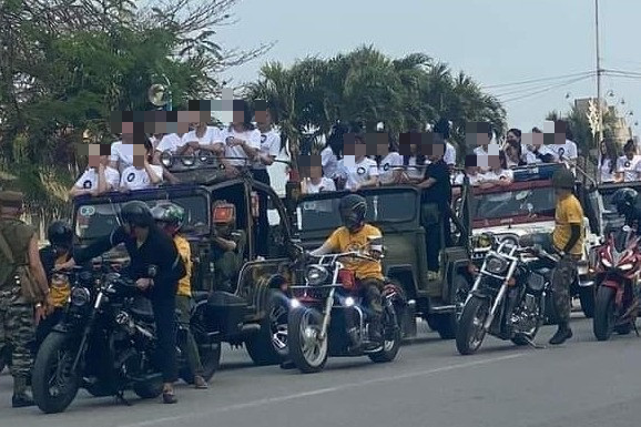 Đo&agrave;n xe jeep chở d&agrave;n ch&acirc;n d&agrave;i: Xin thưa, đ&aacute;ng tiếc l&agrave; xong sao? - Ảnh 1.
