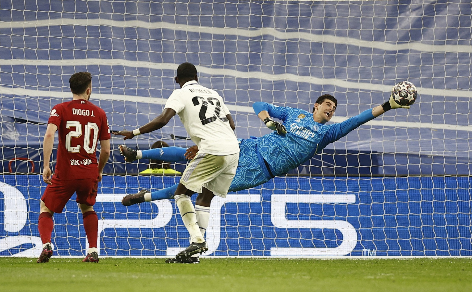 Thủ thành Courtois dính chấn thương nặng, Real Madrid liên hệ De Gea khẩn cấp - Ảnh 6.