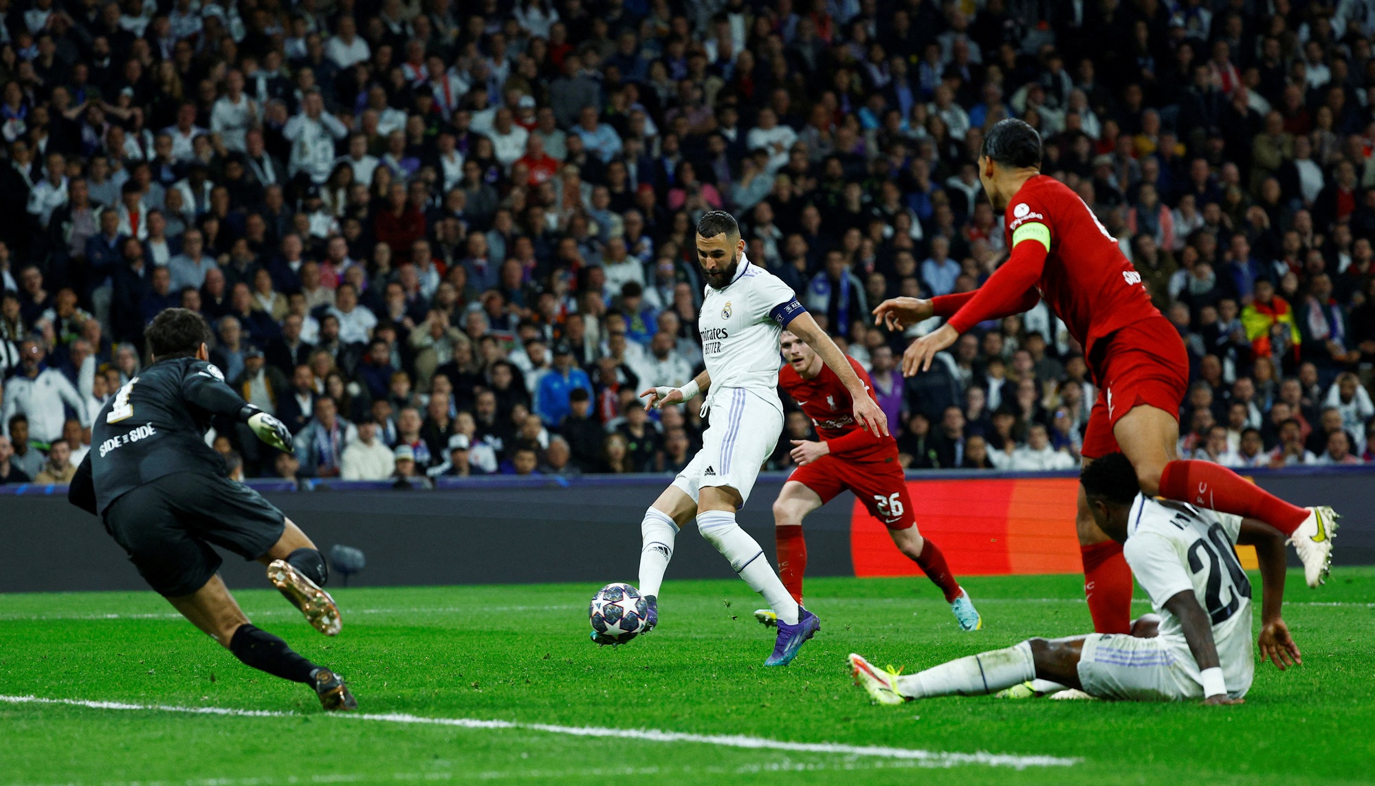 Benzema lập đại c&ocirc;ng, Real Madrid thẳng tay loại Liverpool ở Champions League - Ảnh 4.