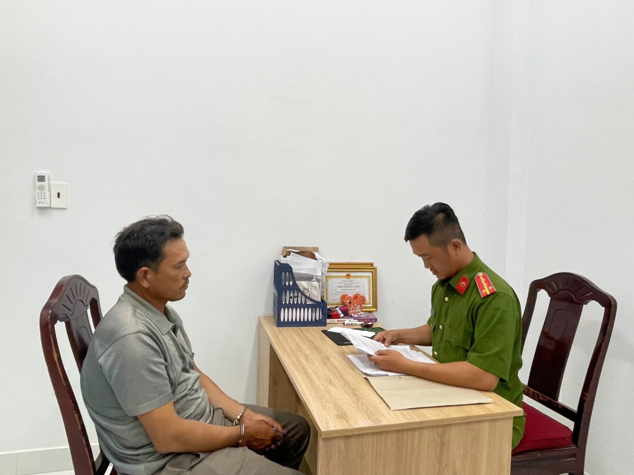 M&acirc;u thuẫn c&aacute; nh&acirc;n, n&eacute;m thuốc trừ s&acirc;u xuống hồ t&ocirc;m để đầu độc - Ảnh 1.