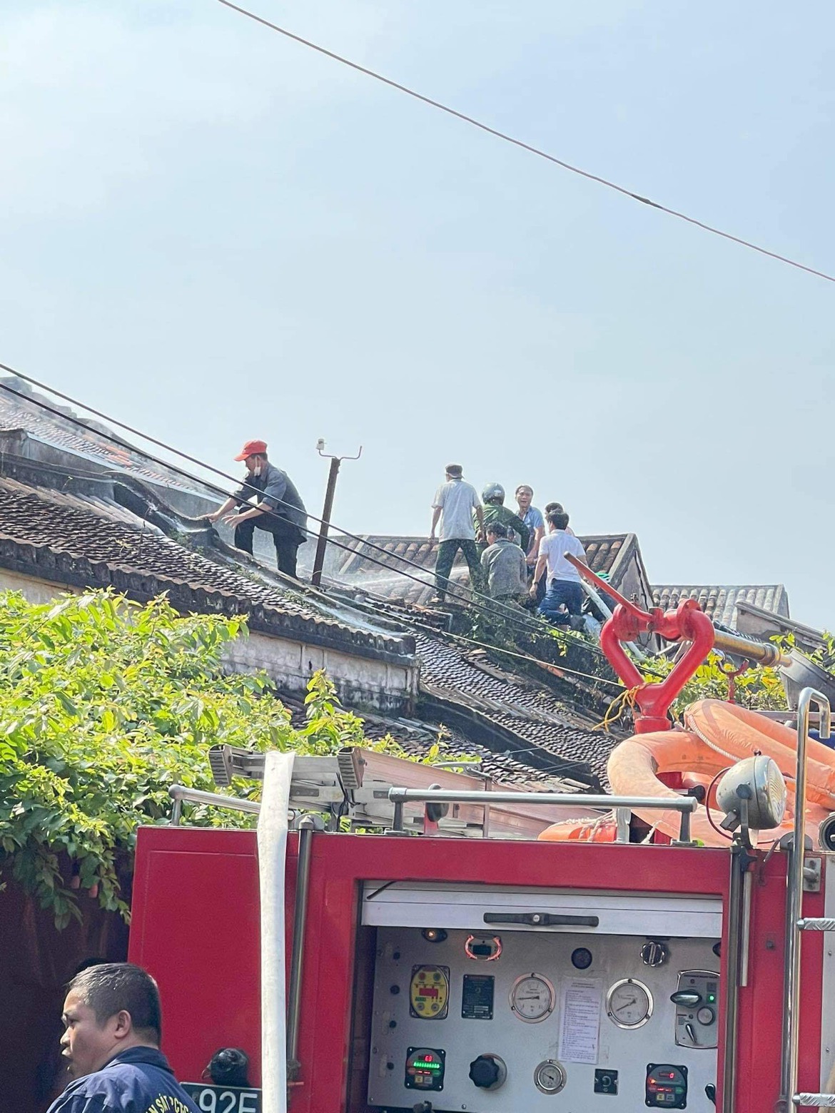 Ch&aacute;y trong khu phố cổ Hội An, nhiều người th&aacute;o chạy v&agrave; h&ocirc; ho&aacute;n - Ảnh 2.