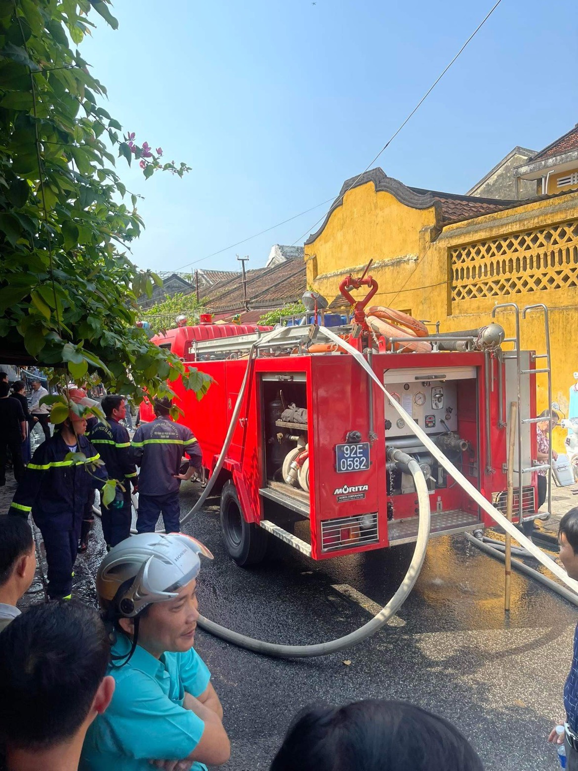 Ch&aacute;y trong khu phố cổ Hội An, nhiều người th&aacute;o chạy v&agrave; h&ocirc; ho&aacute;n - Ảnh 1.
