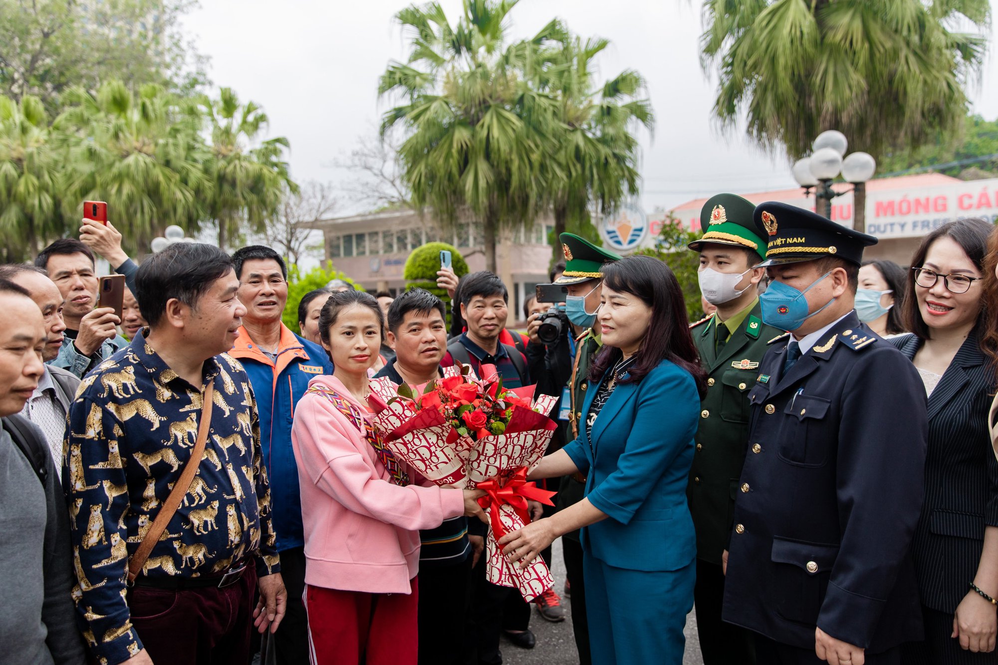 Đo&agrave;n kh&aacute;ch du lịch Trung Quốc đầu ti&ecirc;n qua cửa khẩu M&oacute;ng C&aacute;i sau dịch COVID-19 - Ảnh 5.