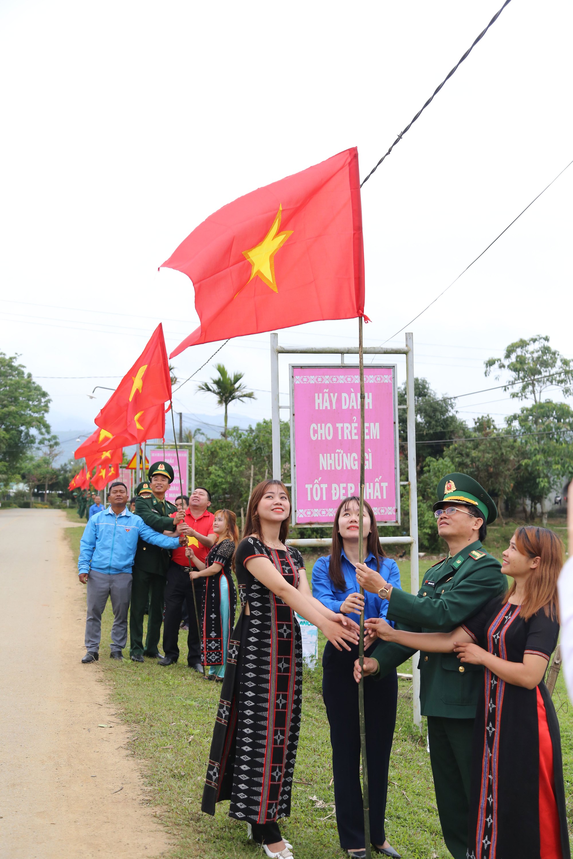 Cờ Tổ quốc tô thắm biên cương - Ảnh 2.