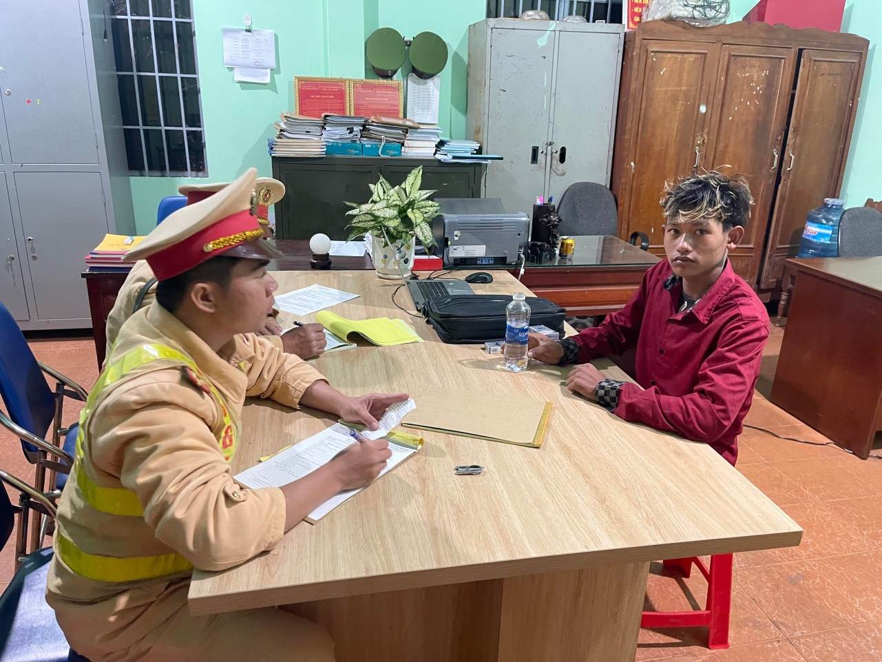 CLIP: Thiếu ni&ecirc;n say rượu, v&aacute;c m&atilde; tấu đe dọa t&agrave;i xế xe tải - Ảnh 1.