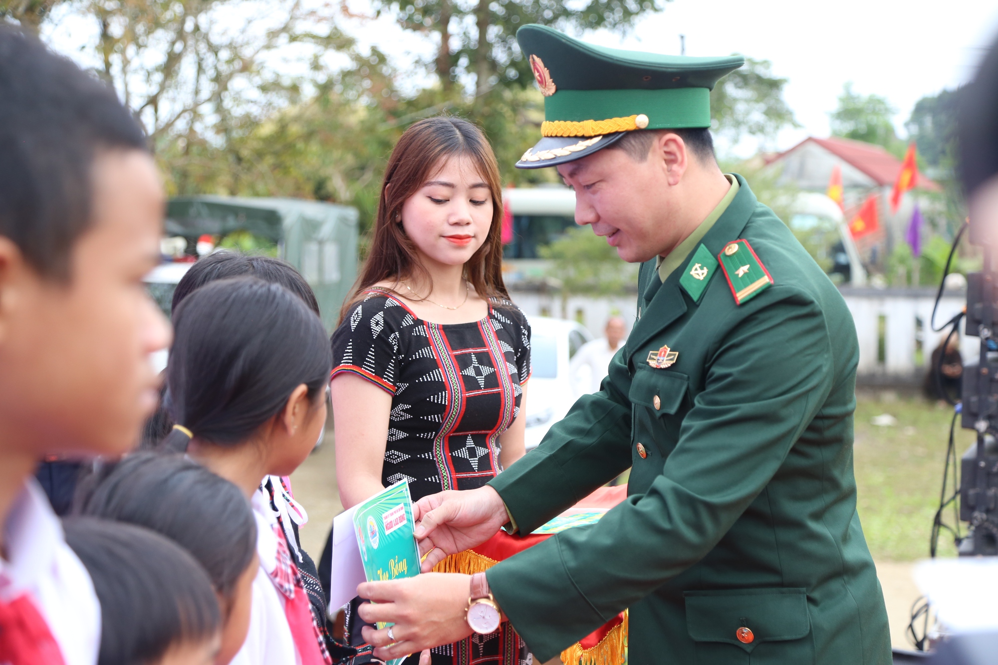 10.000 lá cờ Tổ quốc và 50 suất học bổng đến với huyện miền núi A Lưới - Ảnh 12.