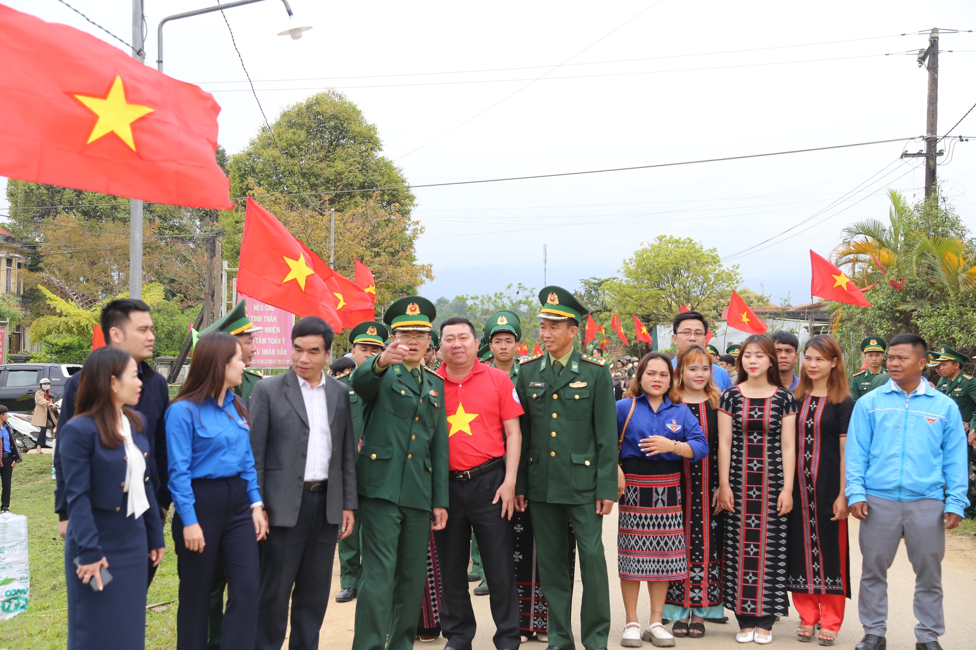 10.000 lá cờ Tổ quốc và 50 suất học bổng đến với huyện miền núi A Lưới - Ảnh 5.