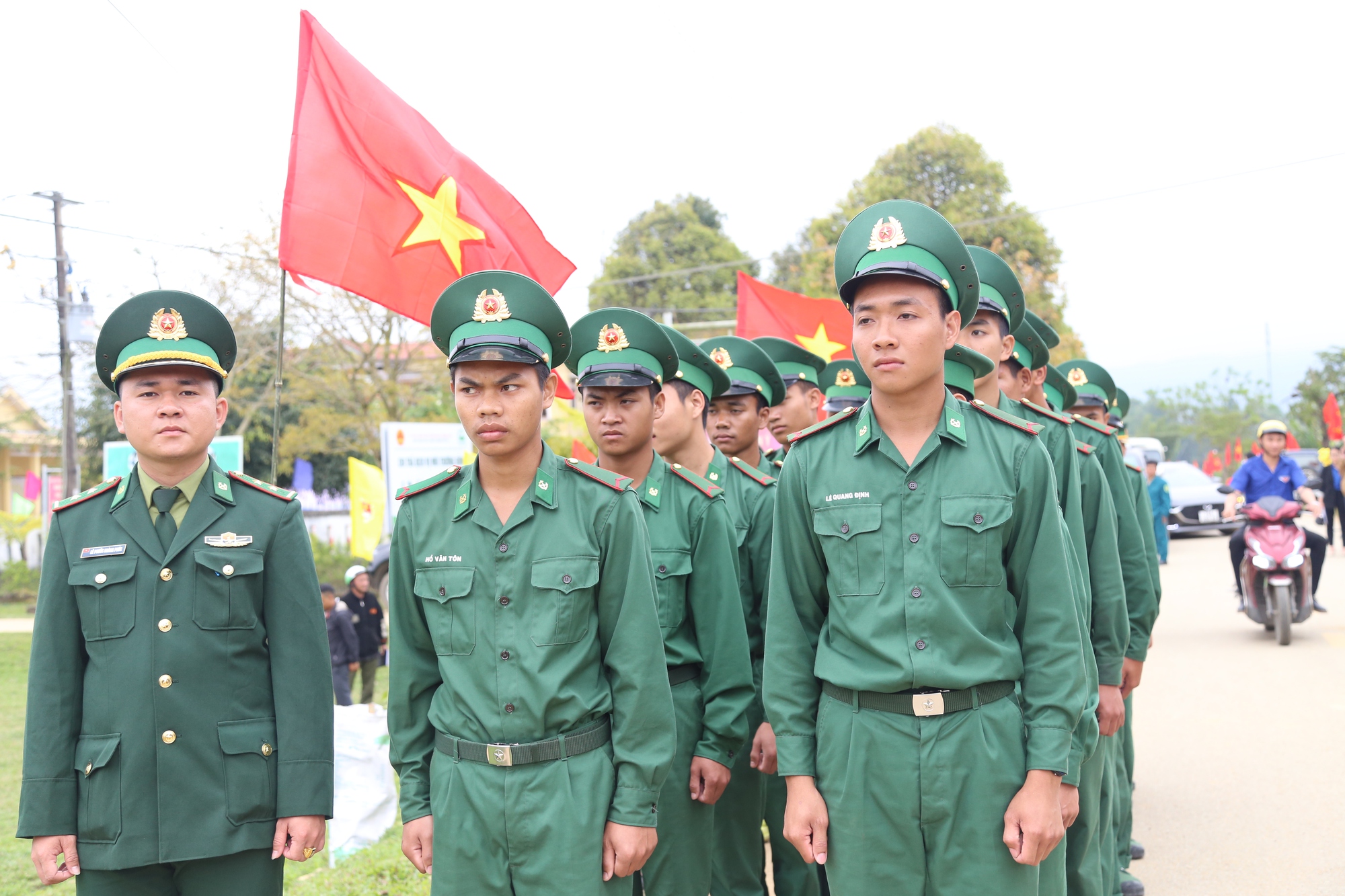 10.000 lá cờ Tổ quốc và 50 suất học bổng đến với huyện miền núi A Lưới - Ảnh 14.