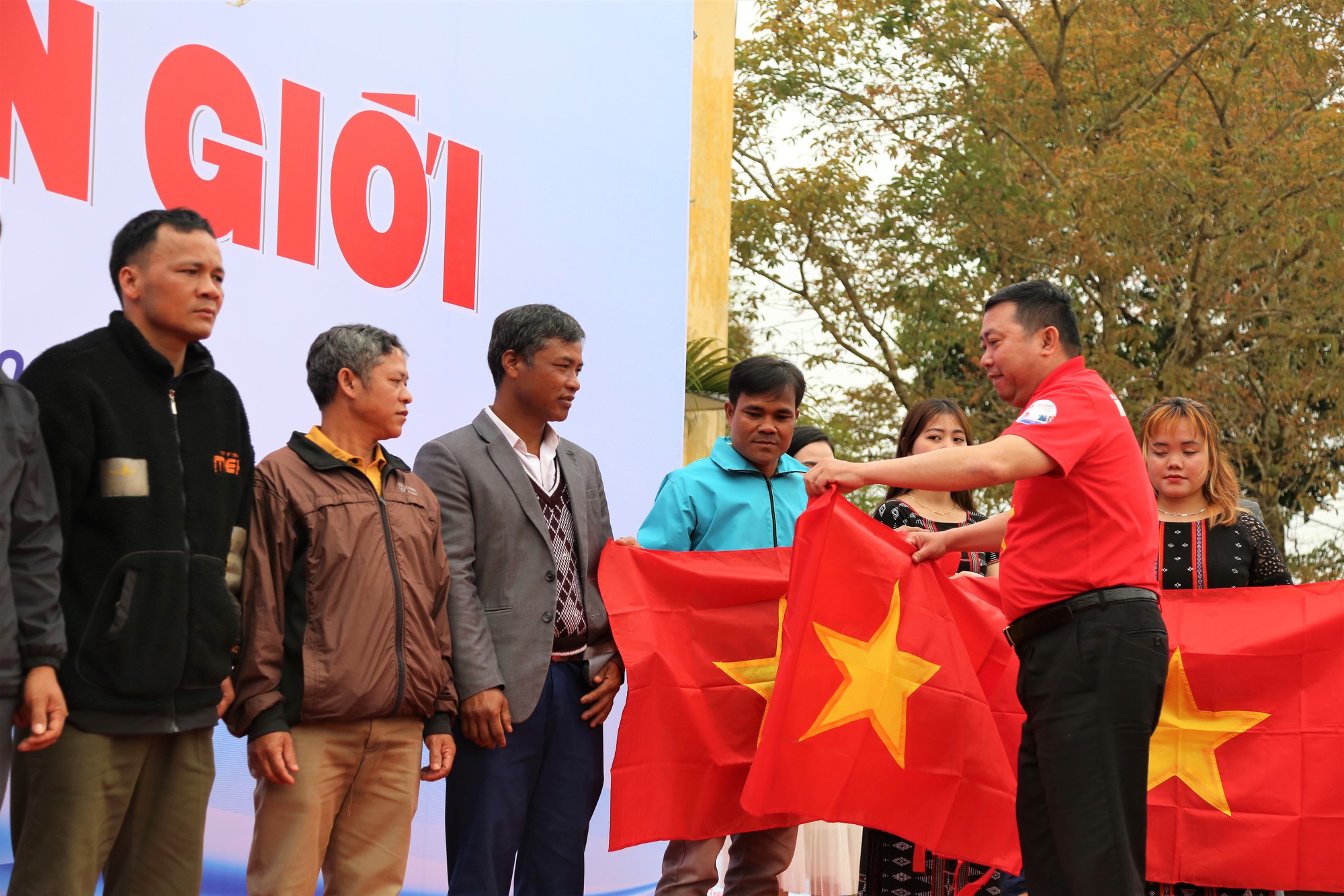 10.000 lá cờ Tổ quốc và 50 suất học bổng đến với huyện miền núi A Lưới - Ảnh 2.