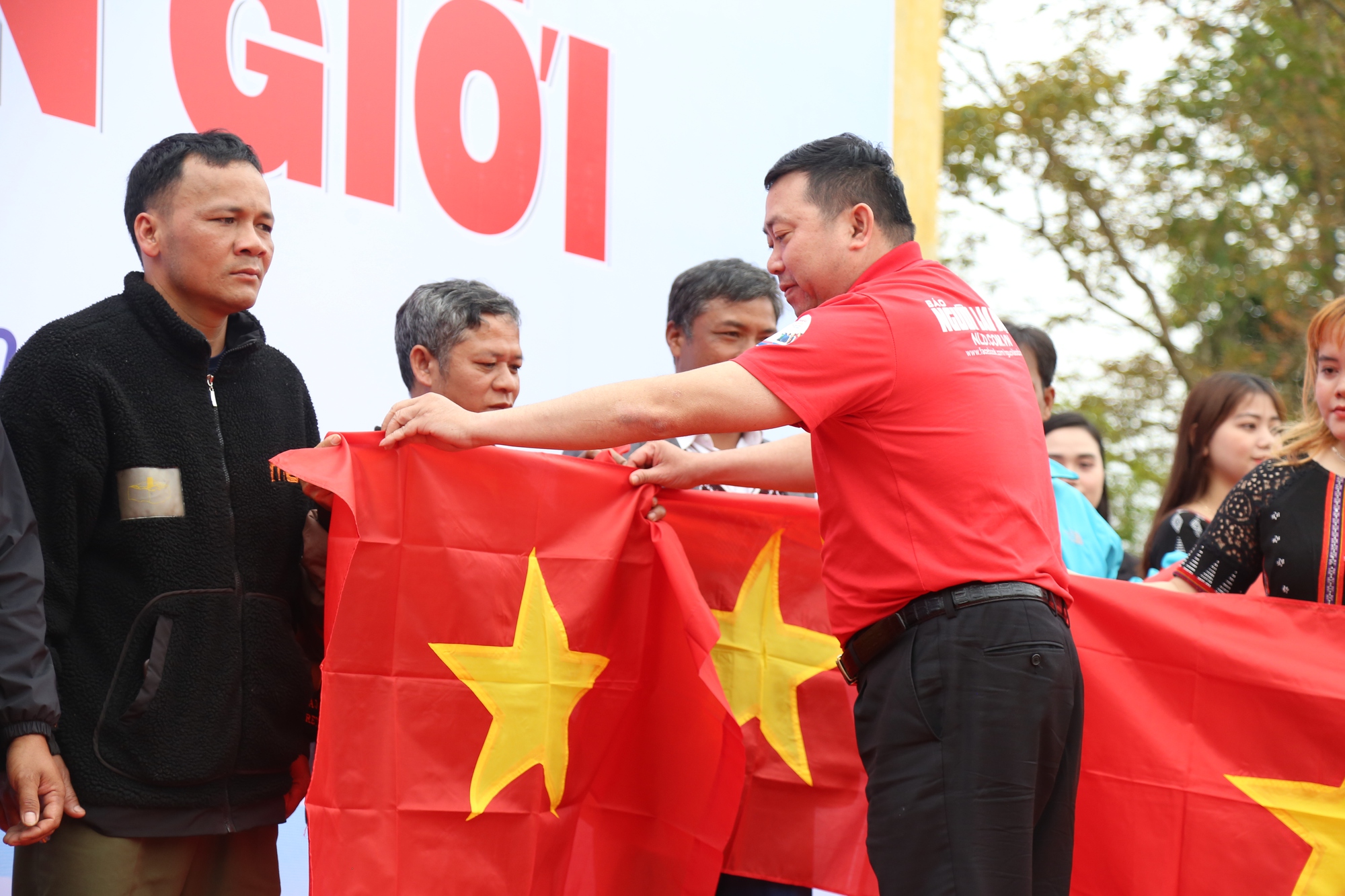 10.000 lá cờ Tổ quốc và 50 suất học bổng đến với huyện miền núi A Lưới - Ảnh 9.