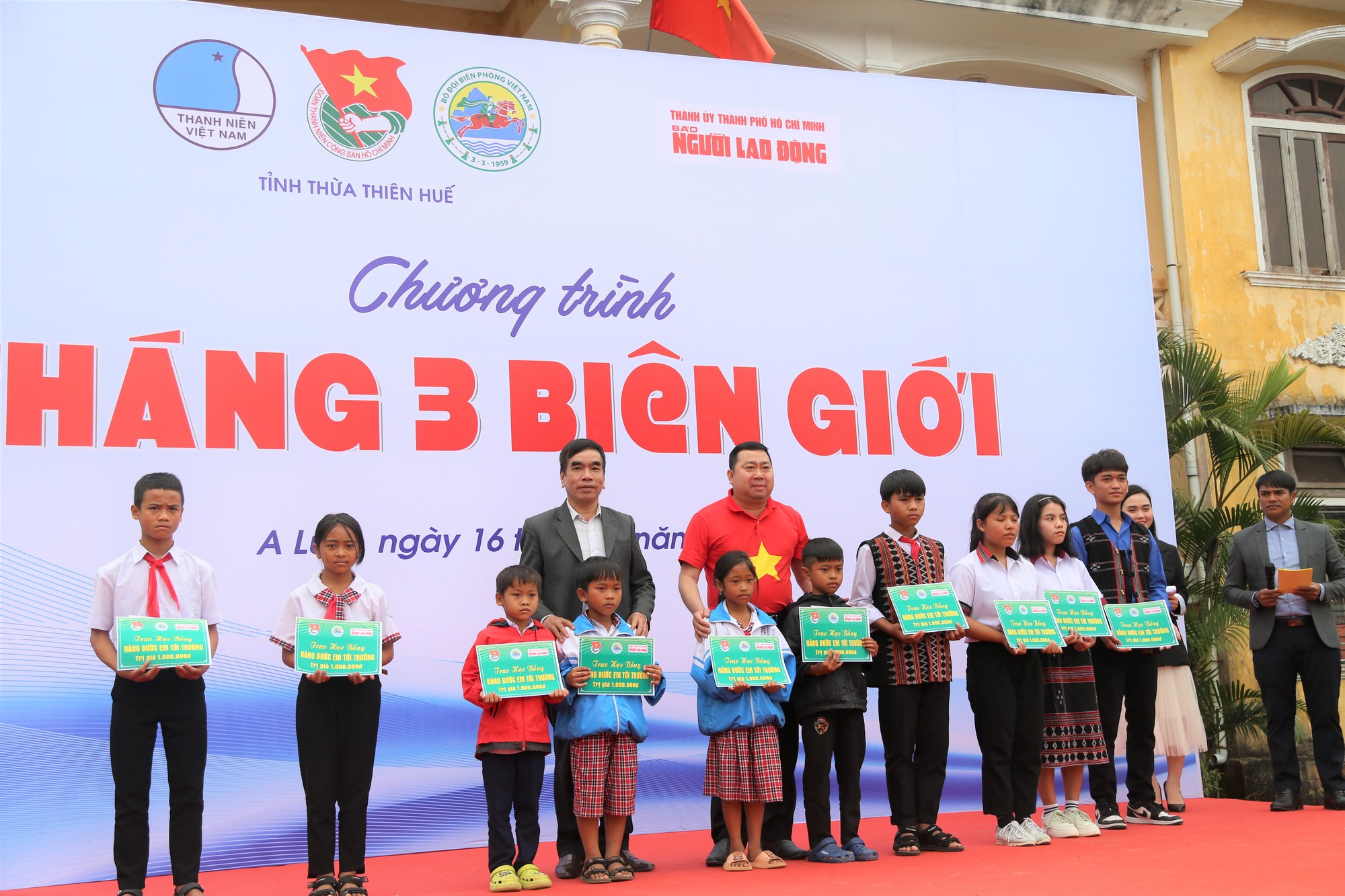 10.000 lá cờ Tổ quốc và 50 suất học bổng đến với huyện miền núi A Lưới - Ảnh 10.
