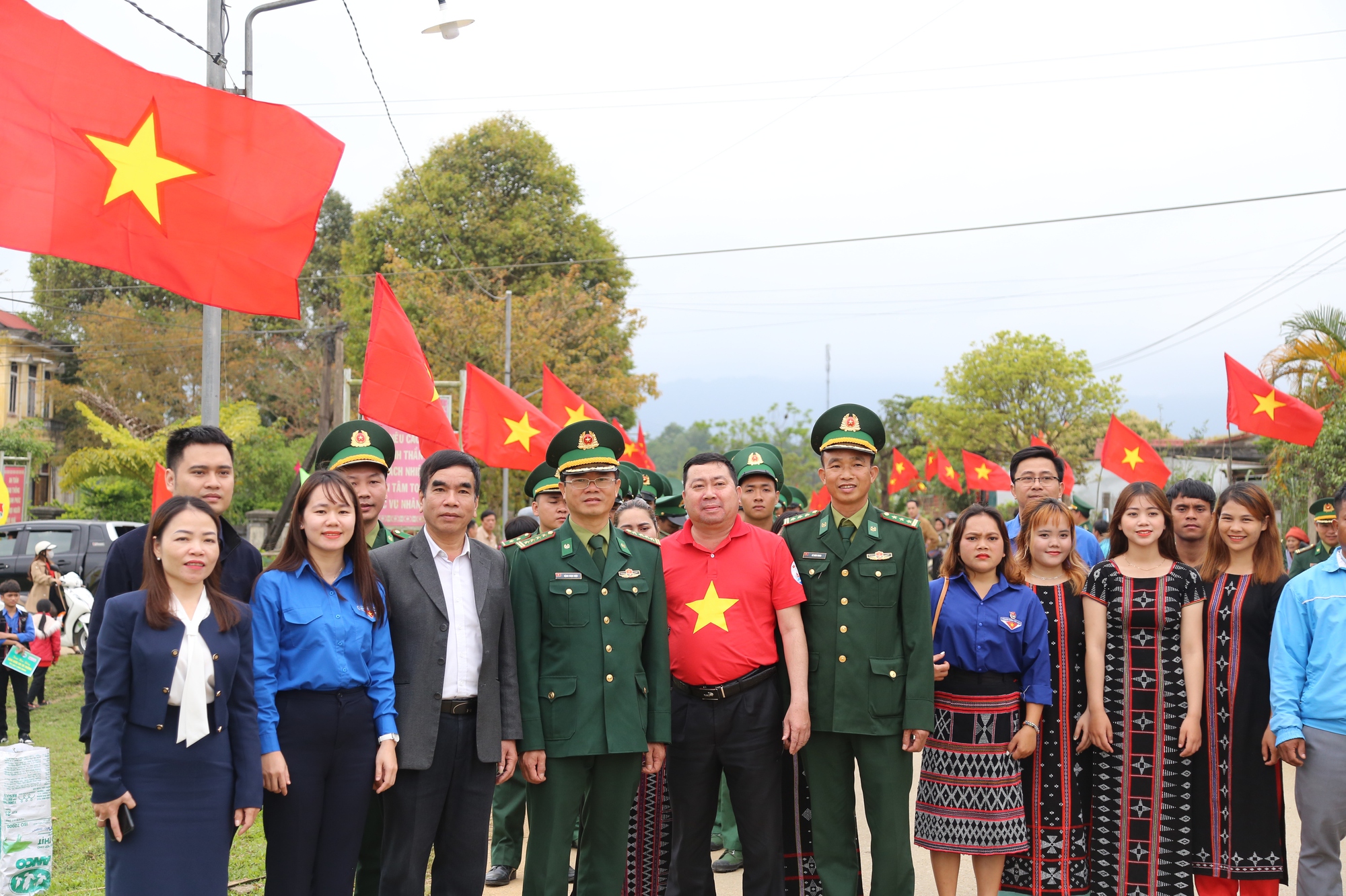 10.000 lá cờ Tổ quốc và 50 suất học bổng đến với huyện miền núi A Lưới