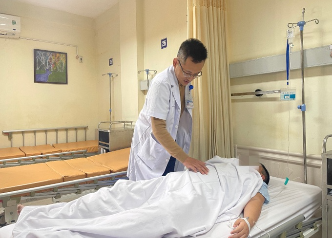 Thiếu niên 14 tuổi phải cắt tinh hoàn sau gần 2 tuần truyền kháng sinh