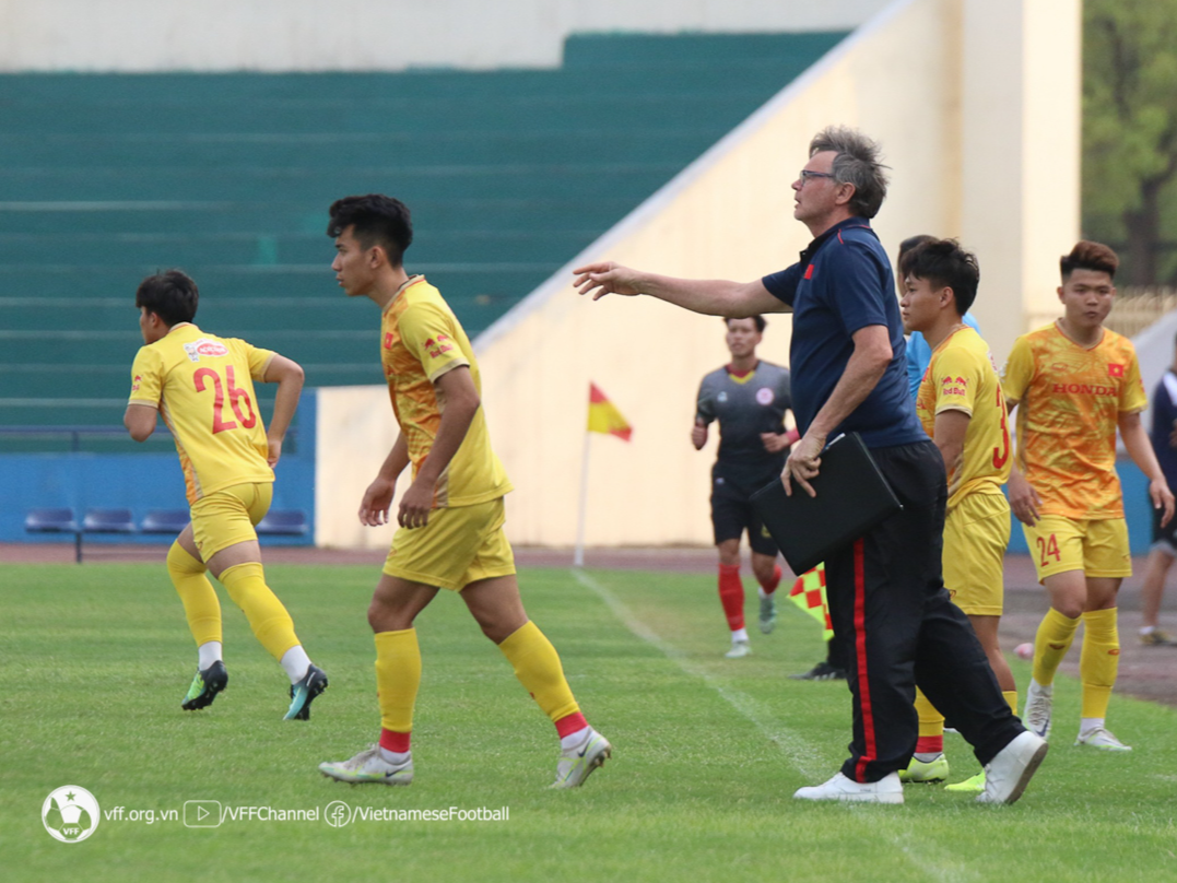 HLV Troussier rút gọn danh sách U23 Việt Nam