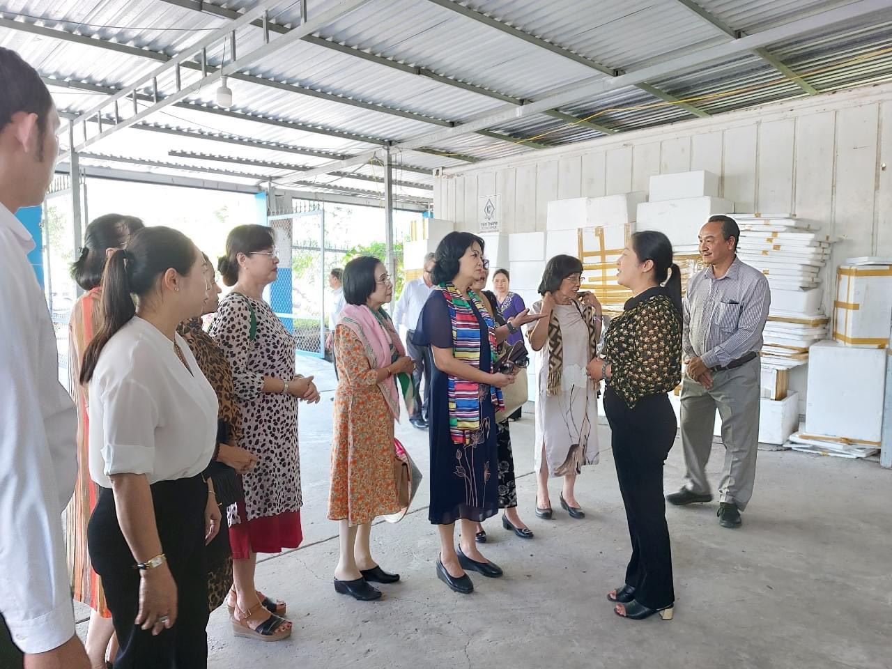 Nguy&ecirc;n Ph&oacute; Chủ tịch nước thăm điểm du lịch ở Hậu Giang - Ảnh 4.