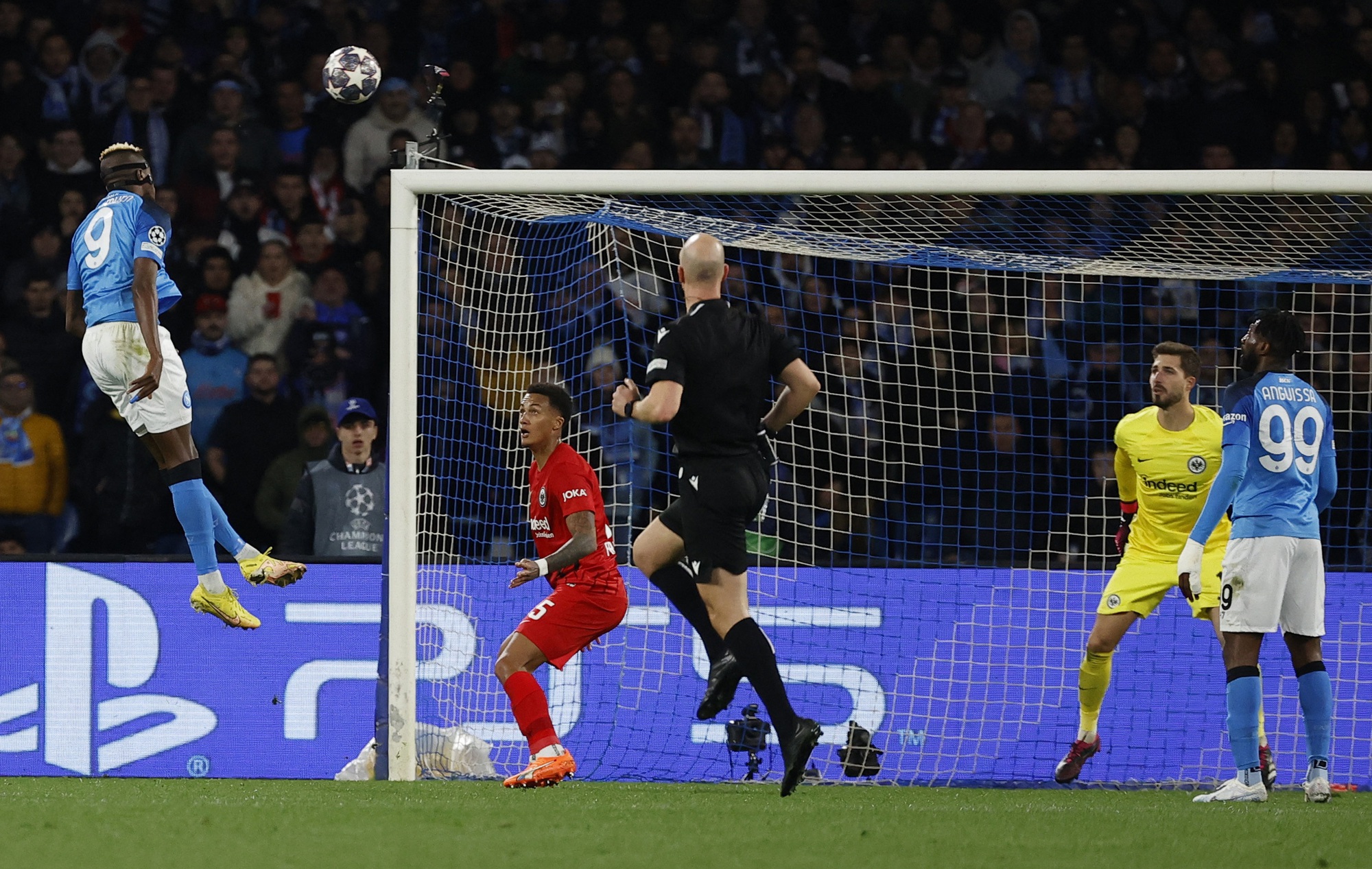 Người dơi Osimhen đưa Napoli lần đầu v&agrave;o tứ kết Champions League. - Ảnh 2.