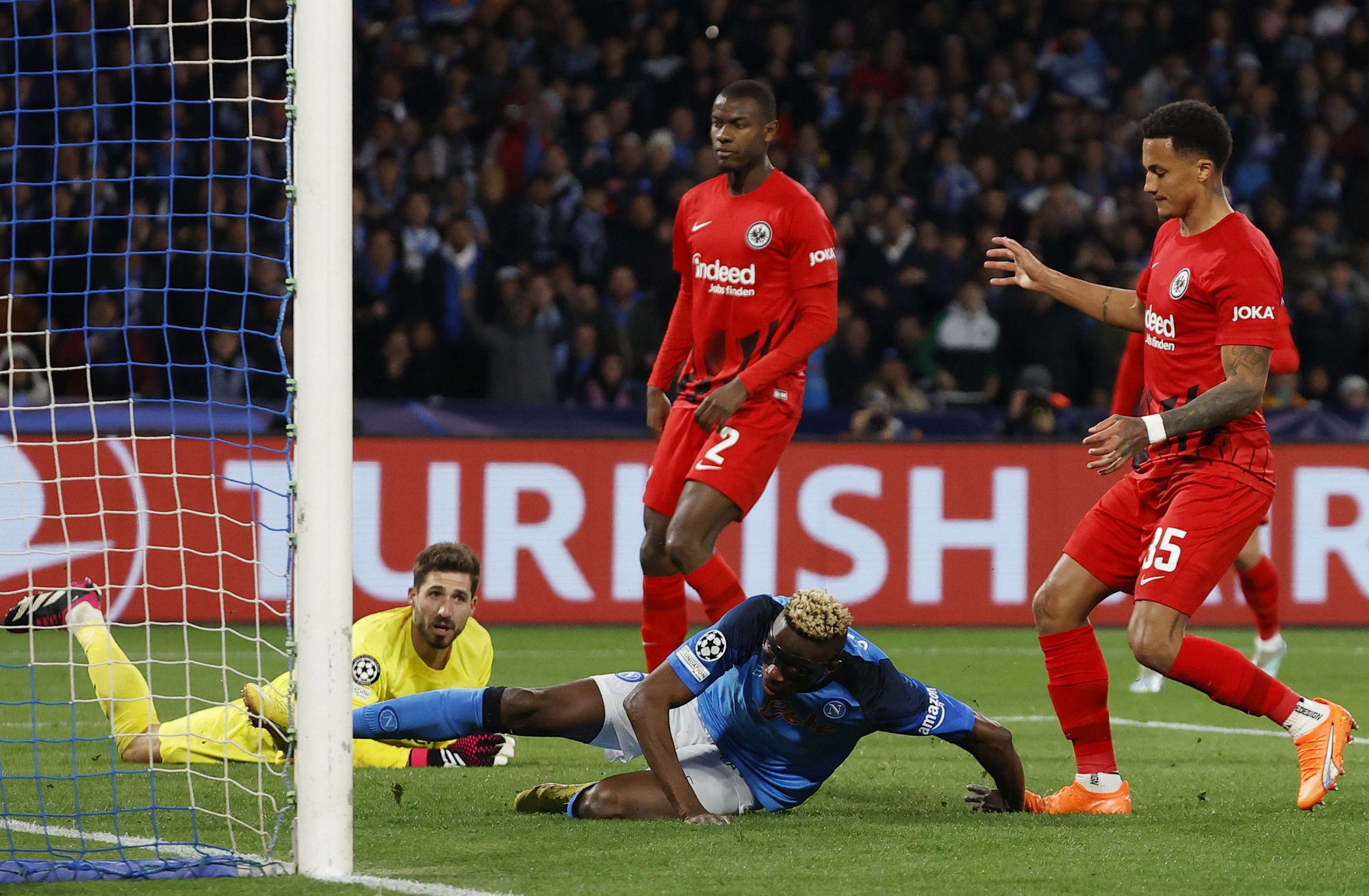 Người dơi Osimhen đưa Napoli lần đầu v&agrave;o tứ kết Champions League. - Ảnh 3.