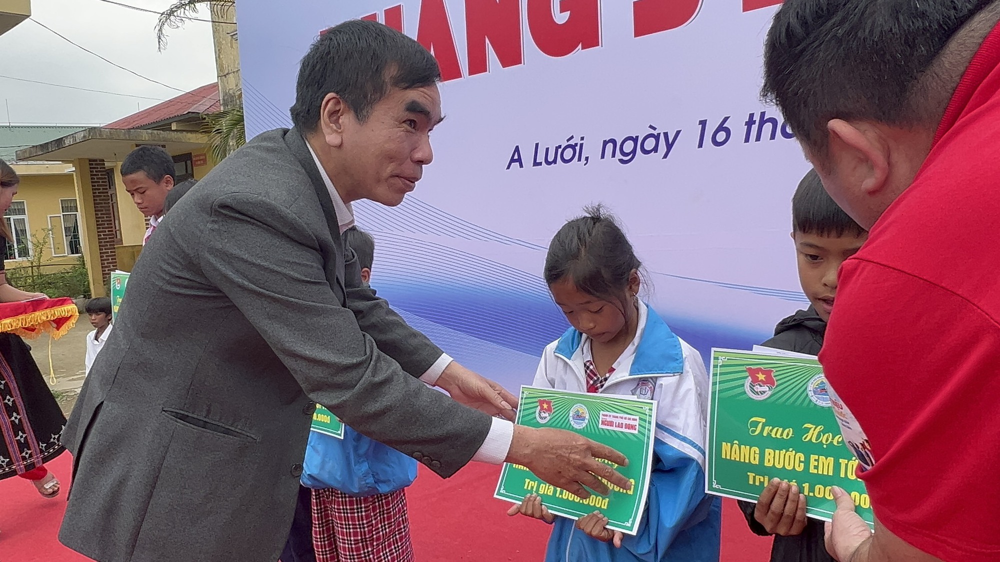 10.000 lá cờ Tổ quốc và 50 suất học bổng đến với huyện miền núi A Lưới - Ảnh 3.