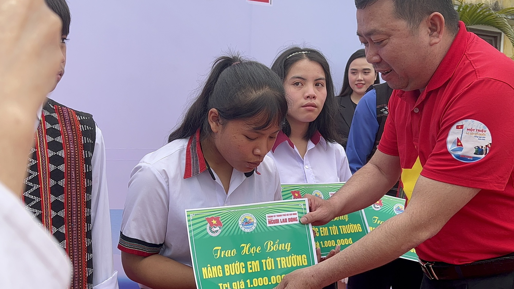 10.000 lá cờ Tổ quốc và 50 suất học bổng đến với huyện miền núi A Lưới - Ảnh 1.