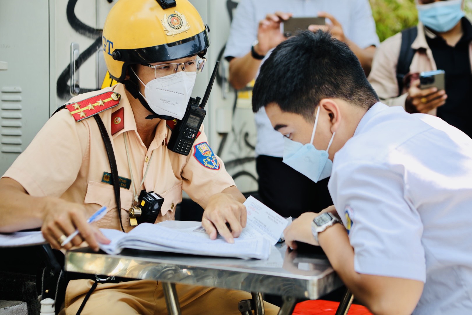Hoảng hồn trước c&acirc;u trả lời của cậu ấm c&ocirc; chi&ecirc;u trước cổng trường học - Ảnh 2.