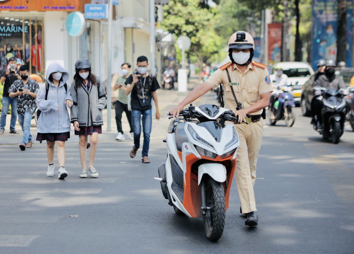 Hoảng hồn trước câu trả lời của "cậu ấm cô chiêu" trước cổng trường học