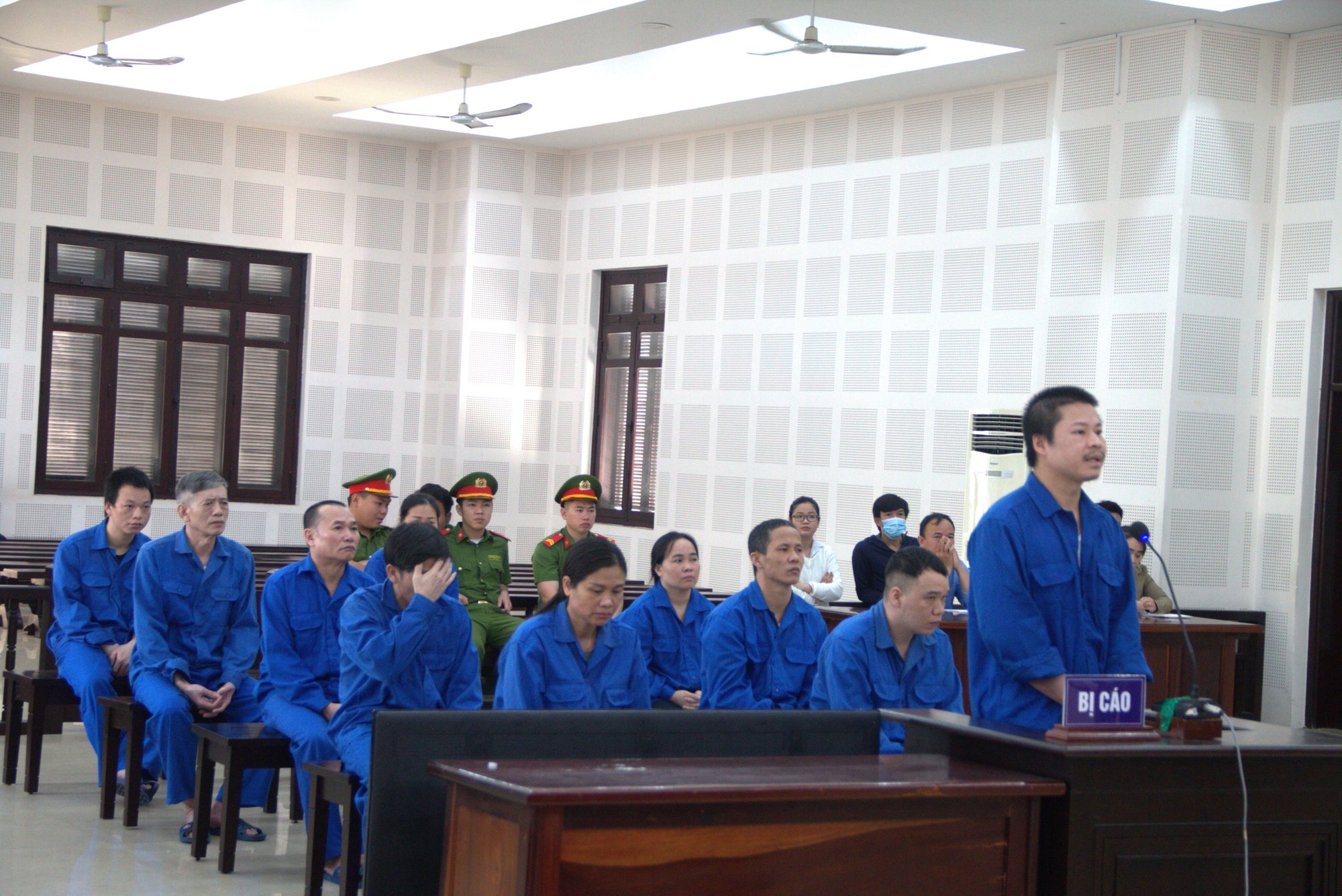 Tuy&ecirc;n &aacute;n &ocirc;ng tr&ugrave;m đường d&acirc;y lừa đảo, chuy&ecirc;n đ&aacute;nh tr&aacute;o sổ đỏ tại Đ&agrave; Nẵng - Ảnh 1.