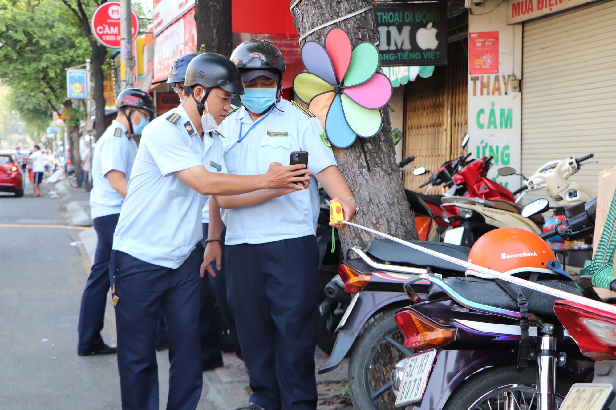 Cận cảnh truy qu&eacute;t h&agrave;ng rong ở B&igrave;nh Thạnh s&aacute;ng 17-3 - Ảnh 4.