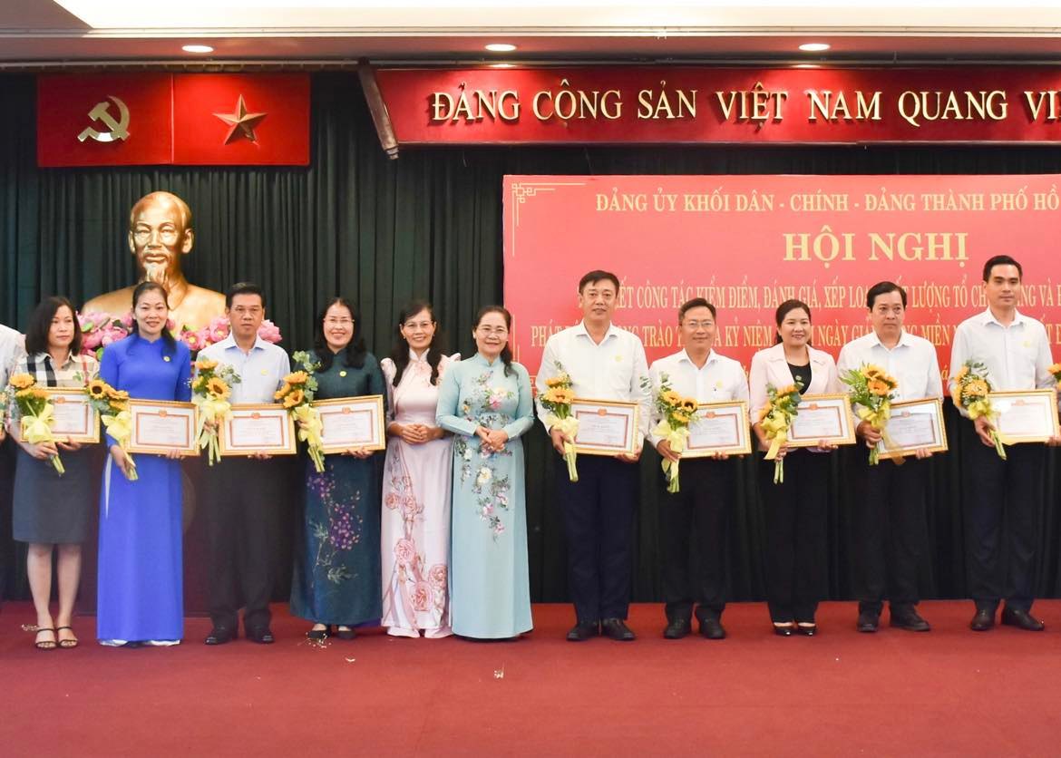 Ph&aacute;t huy t&iacute;nh ti&ecirc;n phong gương mẫu của đảng vi&ecirc;n - Ảnh 2.