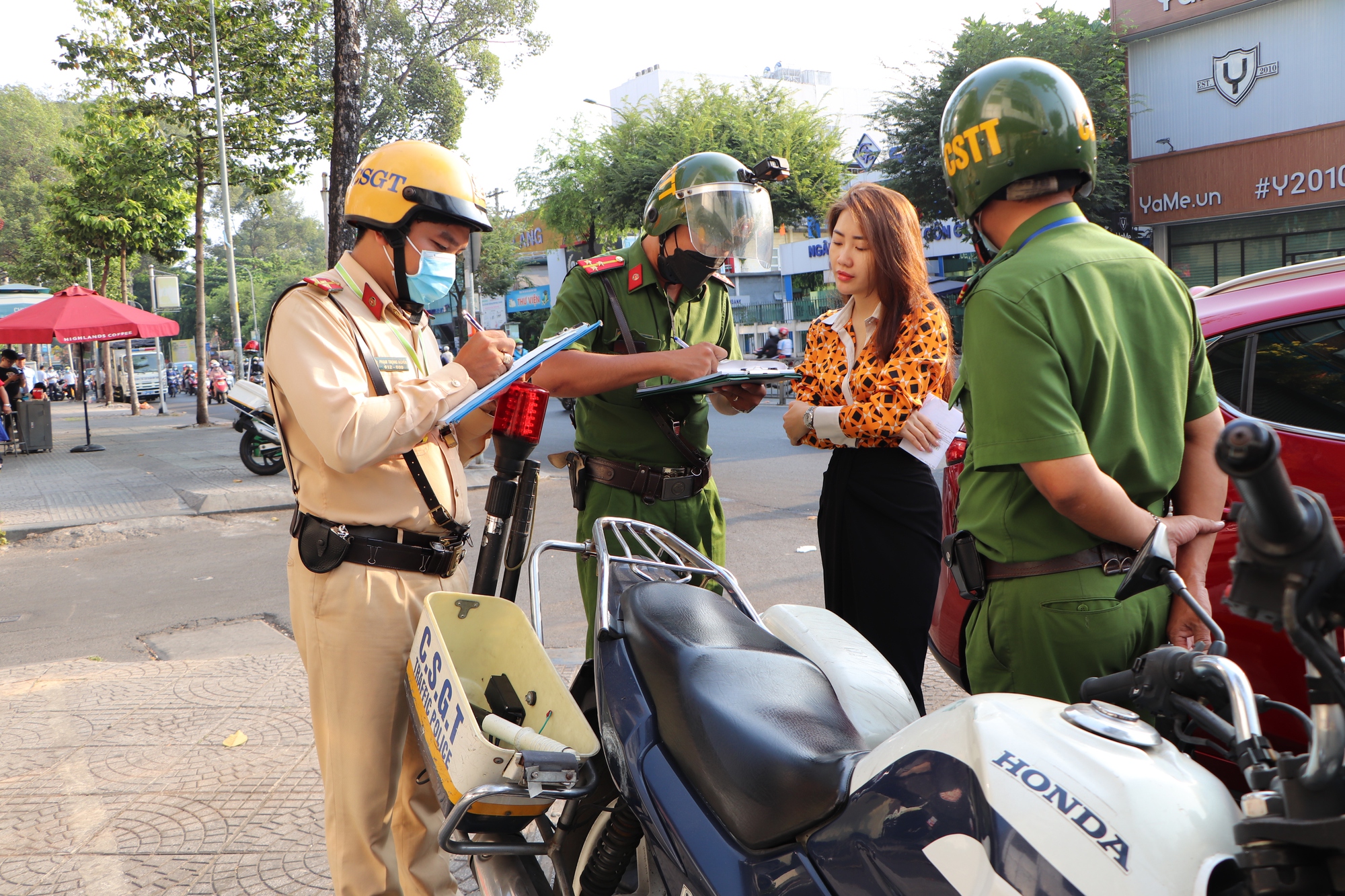 Cận cảnh truy qu&eacute;t h&agrave;ng rong ở B&igrave;nh Thạnh s&aacute;ng 17-3 - Ảnh 6.