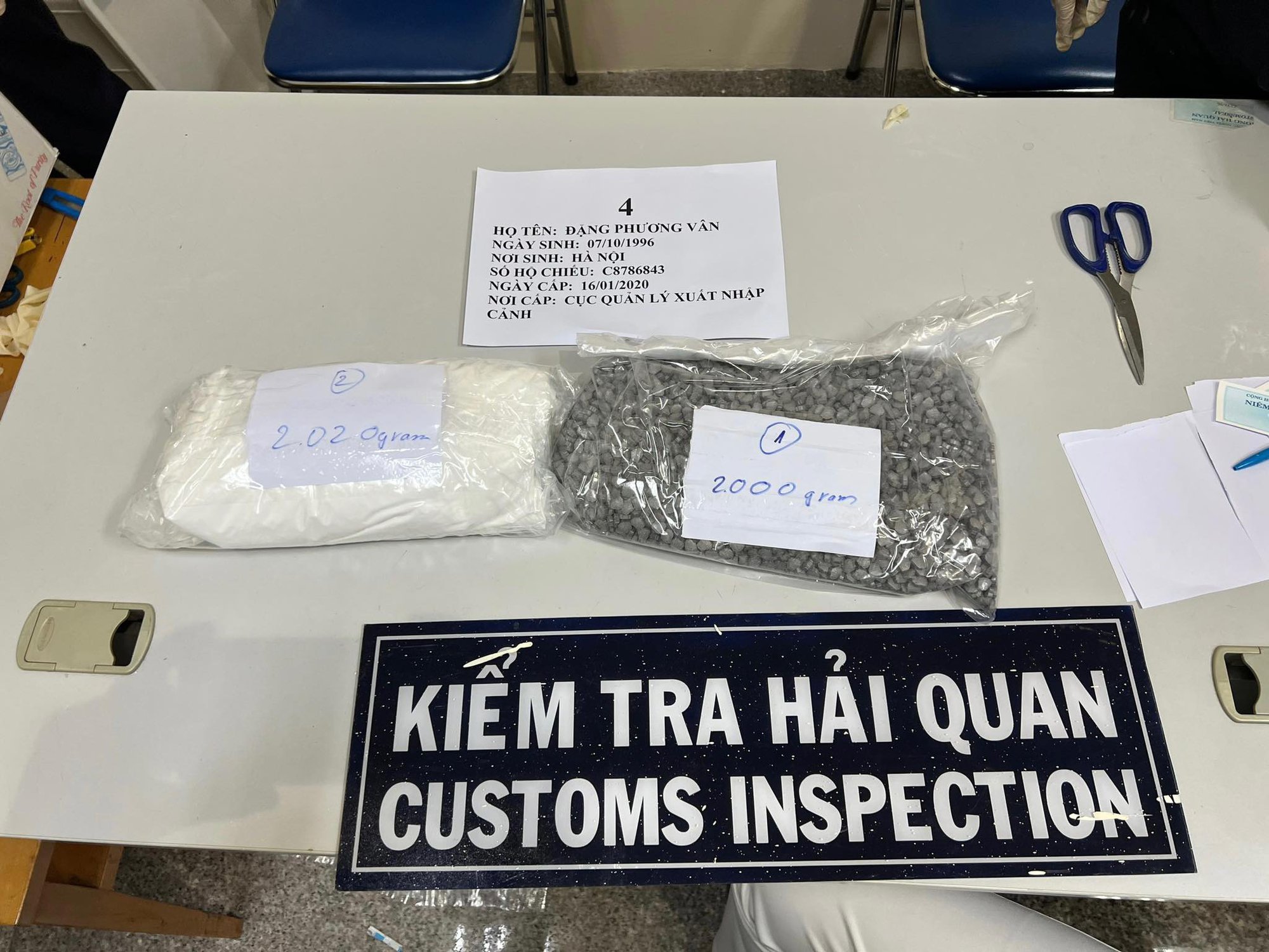4 tiếp vi&ecirc;n Vietnam Airlines mang 11,48 kg ma t&uacute;y - Ảnh 4.