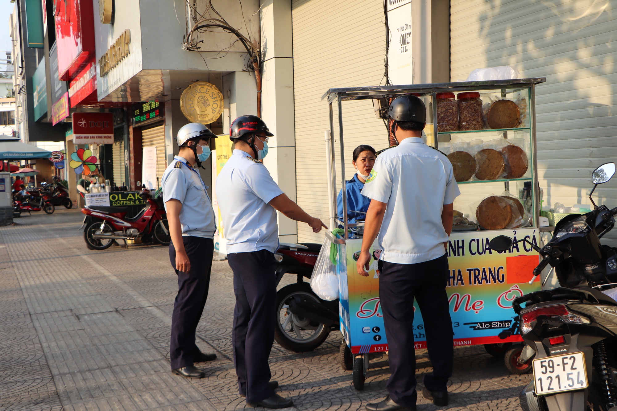 Cận cảnh truy qu&eacute;t h&agrave;ng rong ở B&igrave;nh Thạnh s&aacute;ng 17-3 - Ảnh 1.