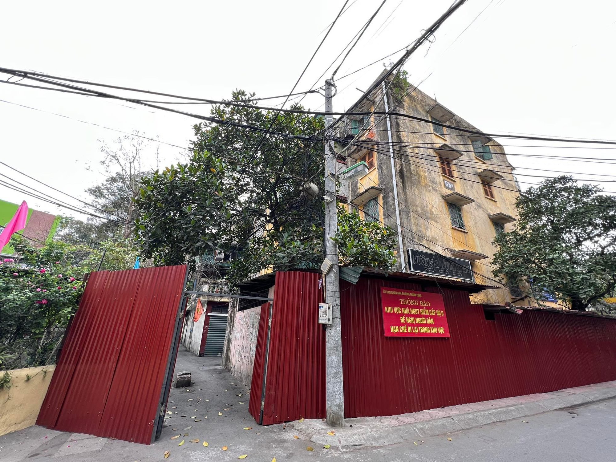 Lập hàng rào tôn quây kín một chung cư cấp độ D ở Hà Nội