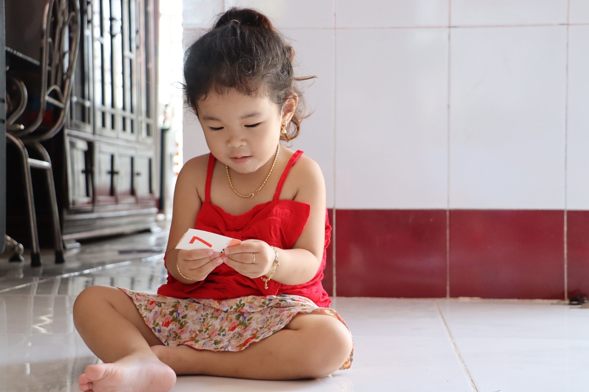 Hy hữu: Mới biết nói 15 ngày, bé 2 tuổi ở Cà Mau đọc được chữ và số