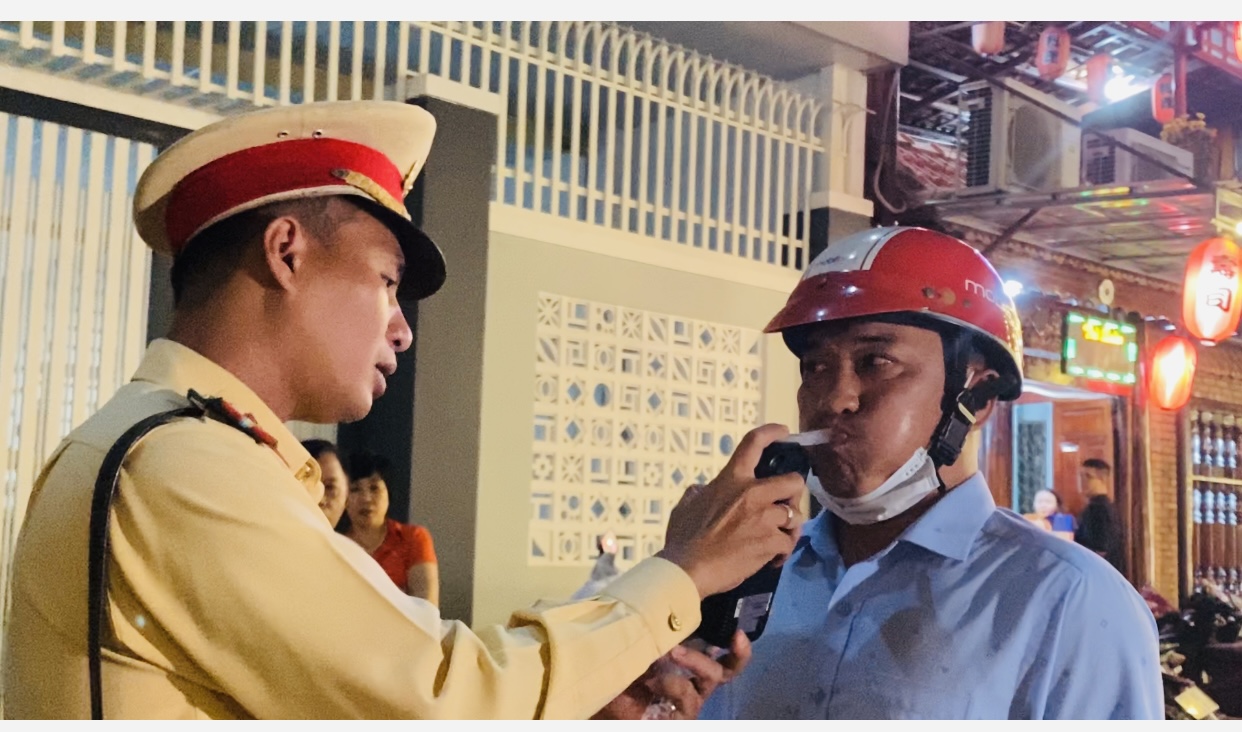 CLIP: Ma men bị đo nồng độ cồn, đòi bản quyền ghi hình - Ảnh 4.