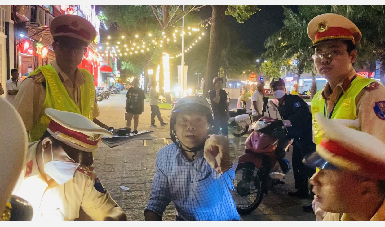 CLIP: Ma men bị đo nồng độ cồn, đòi bản quyền ghi hình - Ảnh 2.