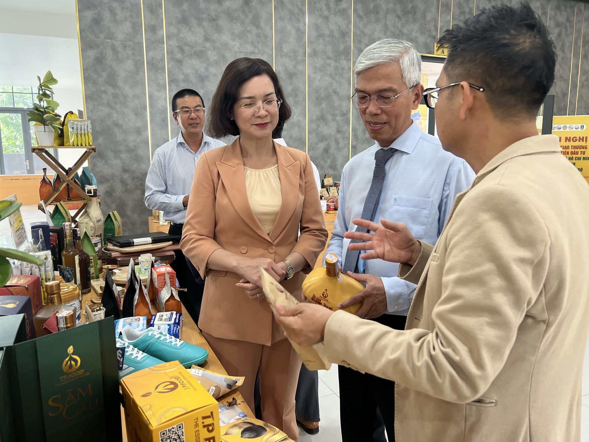 Ph&oacute; Chủ tịch UBND TP HCM V&otilde; Văn Hoan: Doanh nghiệp OCOP đ&atilde; được hỗ trợ hay phải tự bơi? - Ảnh 1.