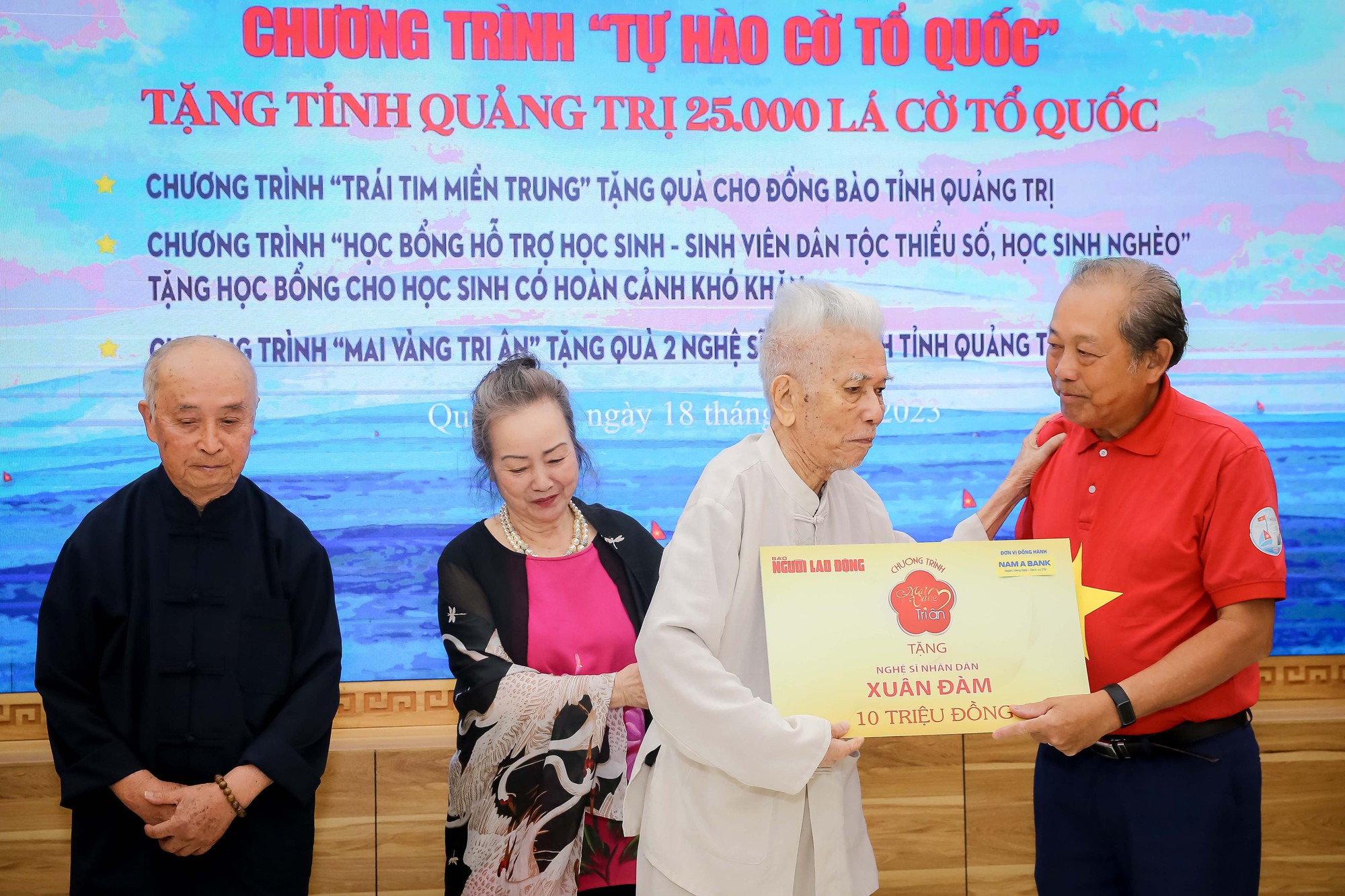 Mai V&agrave;ng tri &acirc;n tặng qu&agrave; 2 nghệ sĩ ở Quảng Trị - Ảnh 4.
